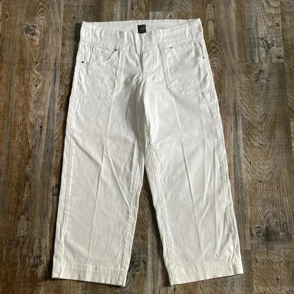 Jag | Classic Fit Pull On Capri Jeans - Picture 2 of 6